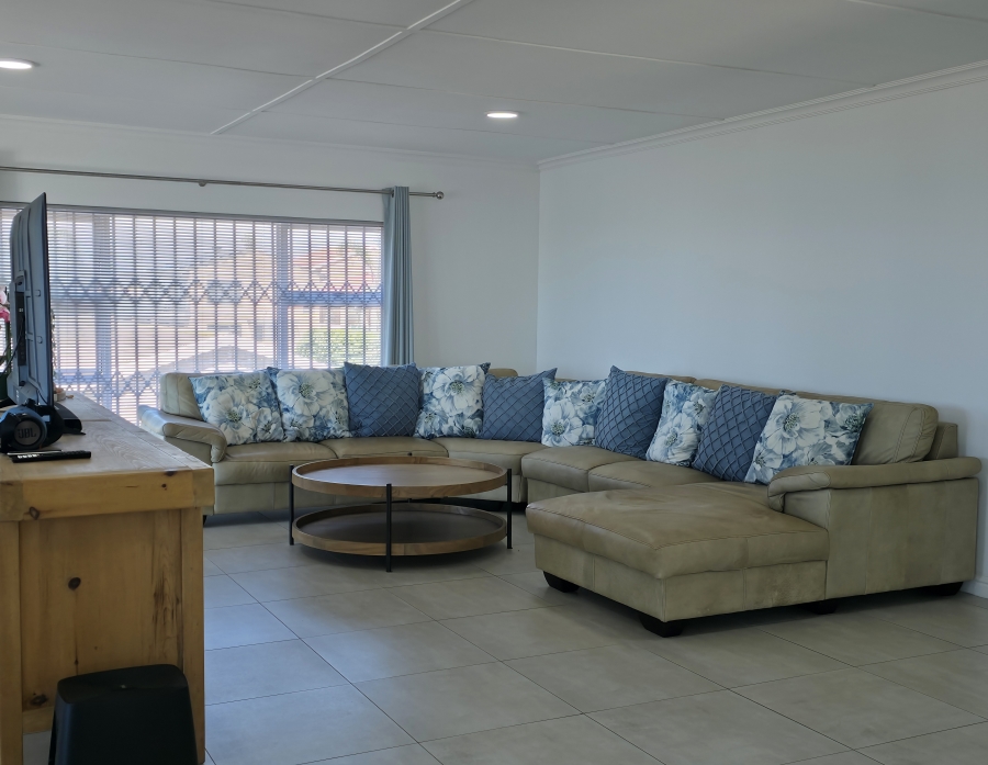 6 Bedroom Property for Sale in Wavecrest Eastern Cape